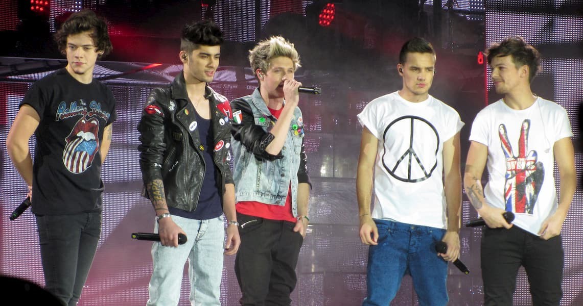 One Direction durante un concierto