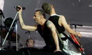 Depeche Mode durante un concierto en 2016
