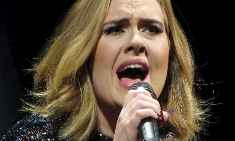 Adele canta con fuerza