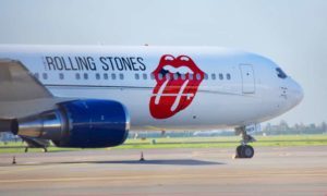 Avion con logo de Rolling Stones