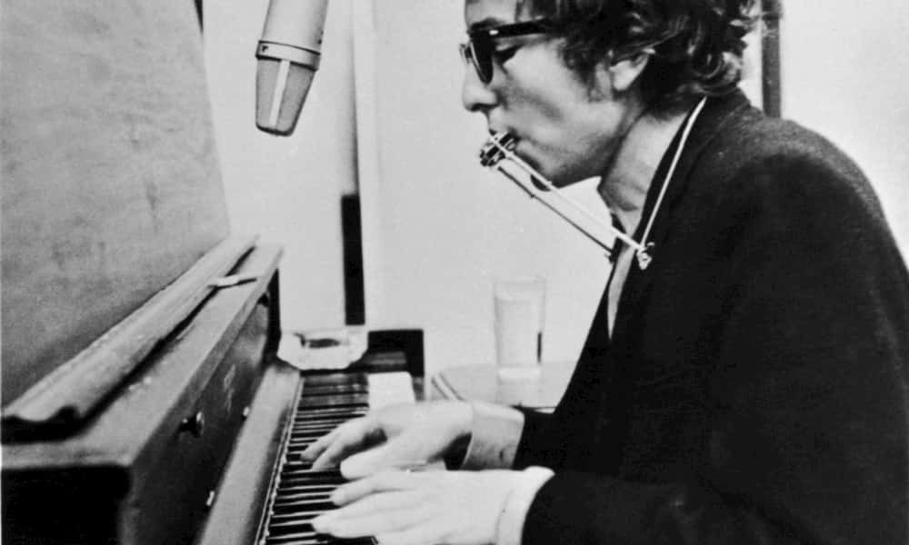 Bob Dylan toca el piano