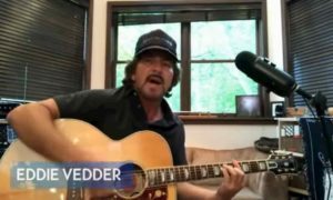 Eddie Vedder toca 'Far Behind'
