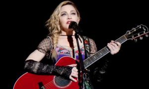 Madonna toca la guitarra roja
