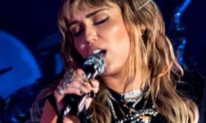 Miley Cyrus mientras canta en 2011