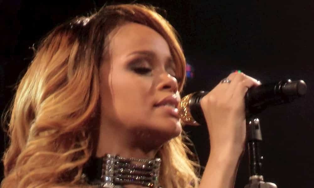 Rihanna cantando en live
