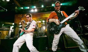 Dos guitarristas de Weezer