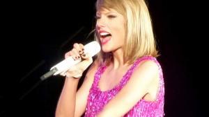 Taylor Swift en rosa grita
