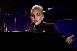 Lady Gaga al piano
