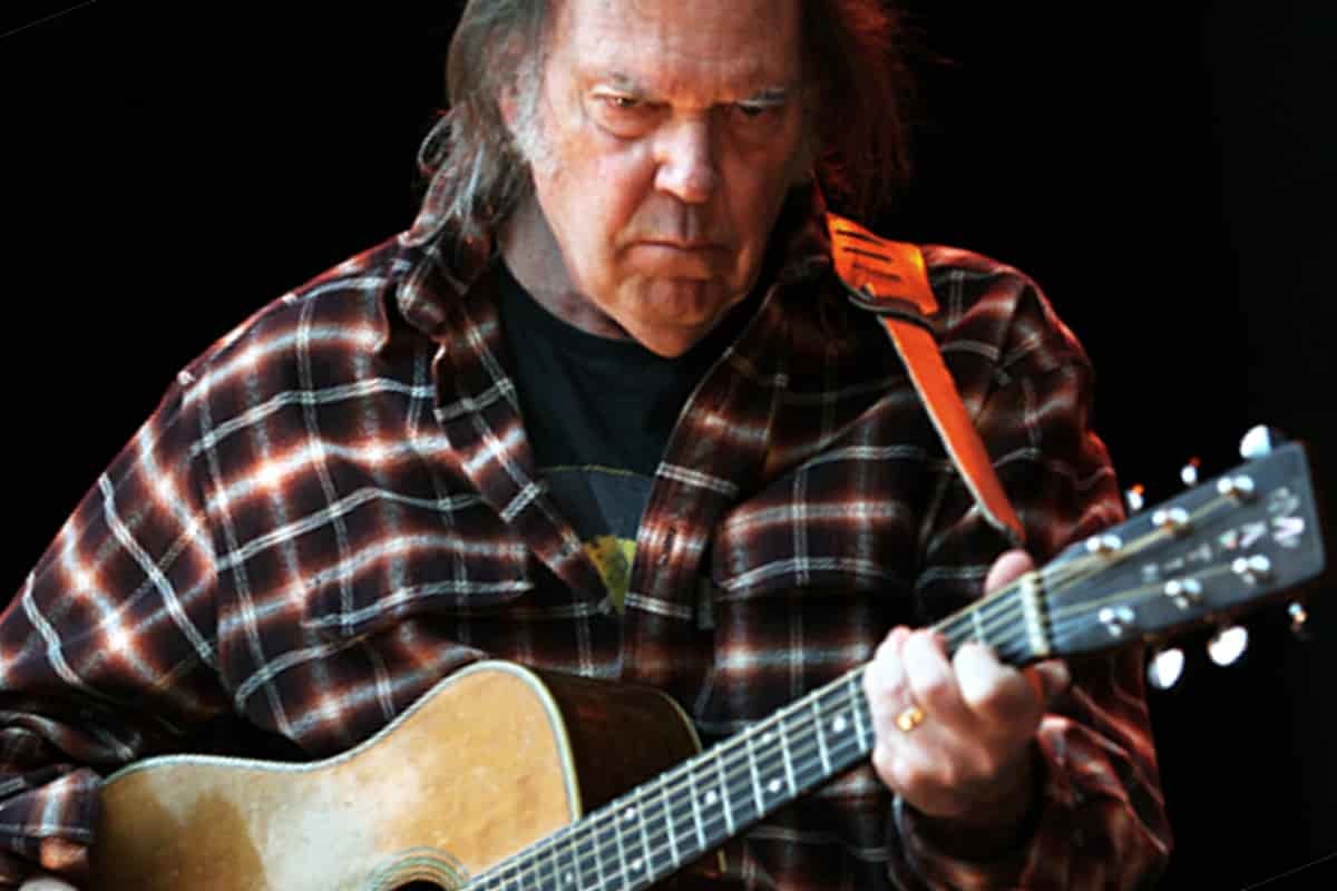 Neil Young con guitarra frontal