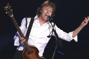 Paul McCartney brazo arriba